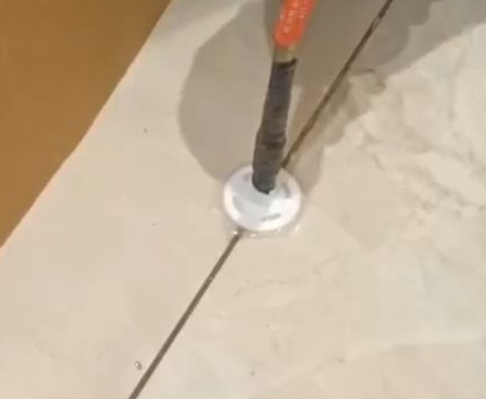 东港瓷砖空鼓维修公司专业解答瓷砖在铺贴过程中，如果没有涂抹均匀到位的粘结材料（如水泥砂浆或瓷砖胶），可能会导致以下问题