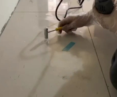 东港瓷砖开裂维修公司专业分享瓷砖在铺贴前如果没有沥干水分，将会导致以下问题